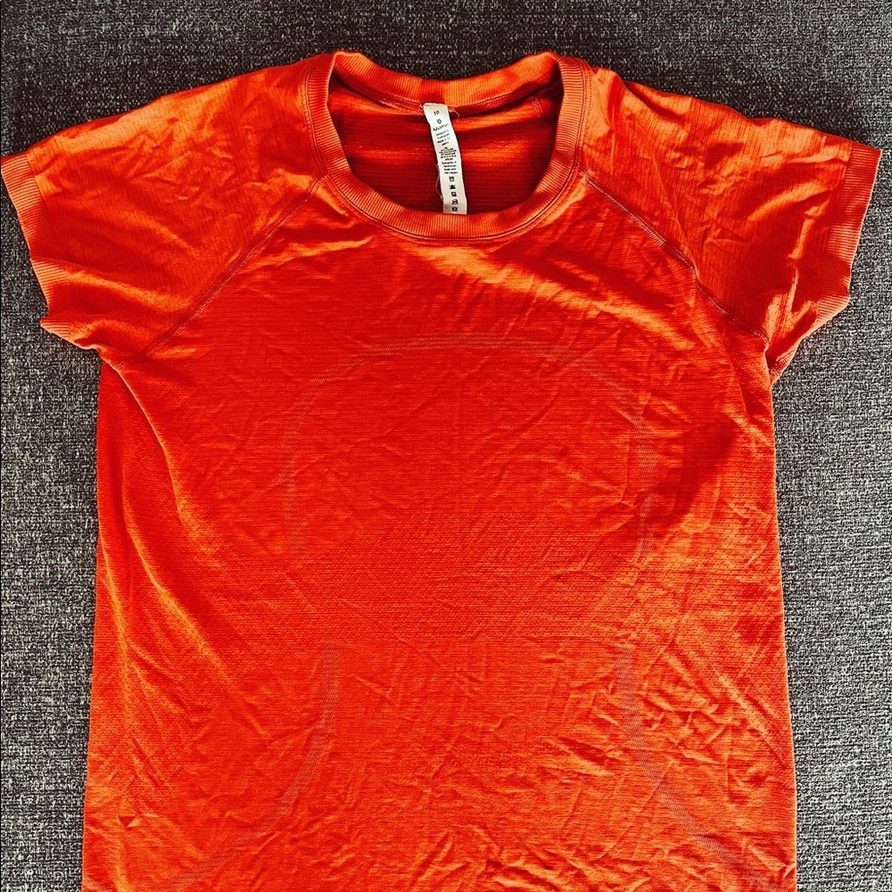 Lululemon workout shirt